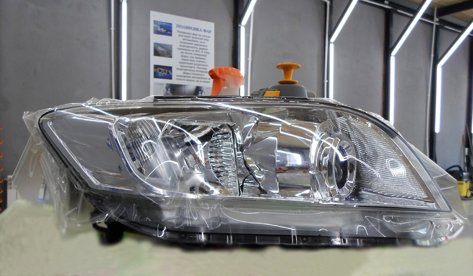 Оклейка фар Toyota плёнкой.<br>Стоимость бронирования оптики — 4500 руб.