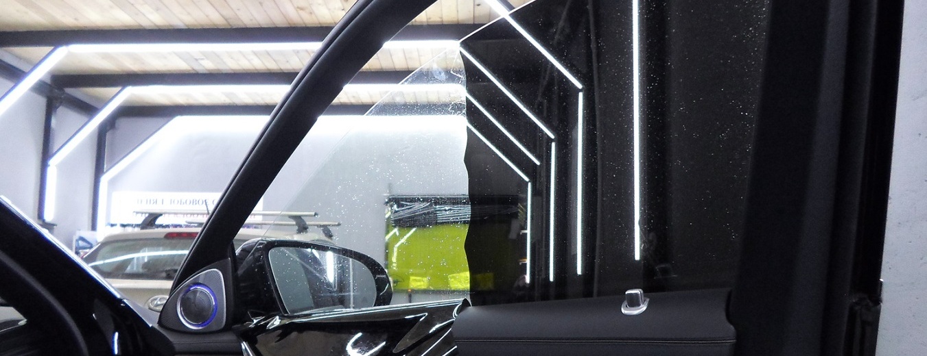 Растонировка автостёкол — снятие тонировочных плёнок с автомобильных стёкол.