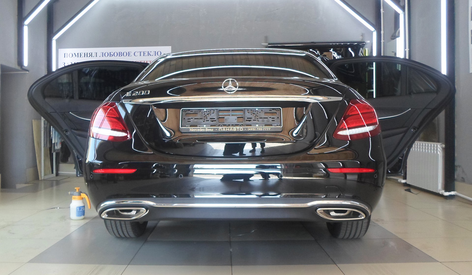 Тонирование задних стёкол на Mercedes W213 плёнкой Suntek HP CH 5.<br>Стомость работы 8000 ₽.
